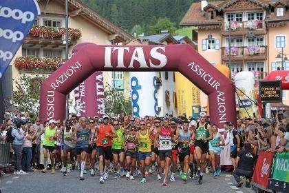 Lo spettacolo della Marcialonga Running Coop tra le Valli di Fiemme e Fassa (TN)