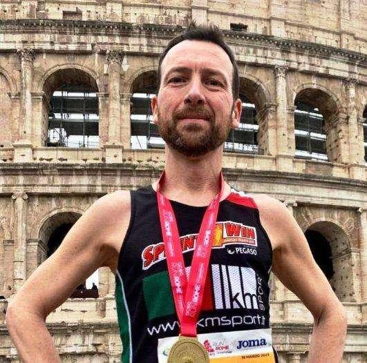 Maratoneta di 48 anni muore nel sonno: stessa sorte pochi giorni dopo una compagna di squadra 