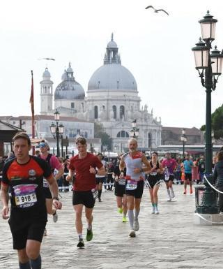E' la domenica della Maratona di Venezia! In 24mila per una gara delle corse podistiche più affascinanti