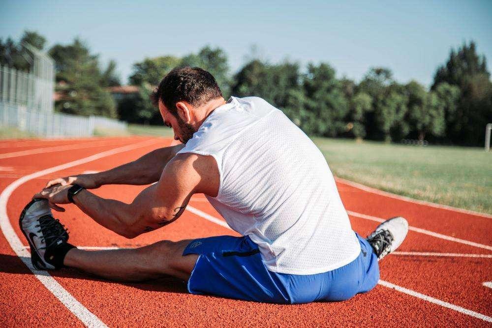 Per chi corre lo stretching è fondamentale: ma quando e come farlo?