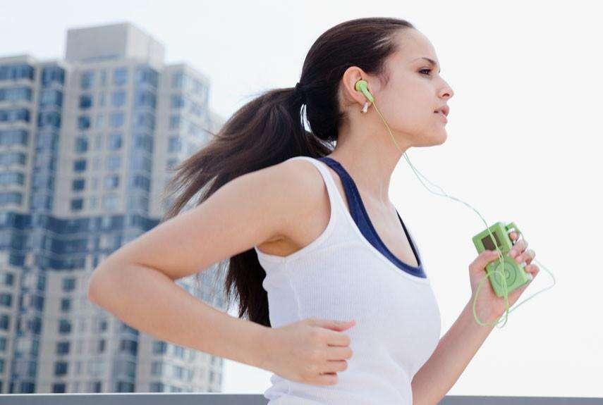 Ma lo sapevate che la musica pre-allenamento può aumentare le prestazioni podistiche?