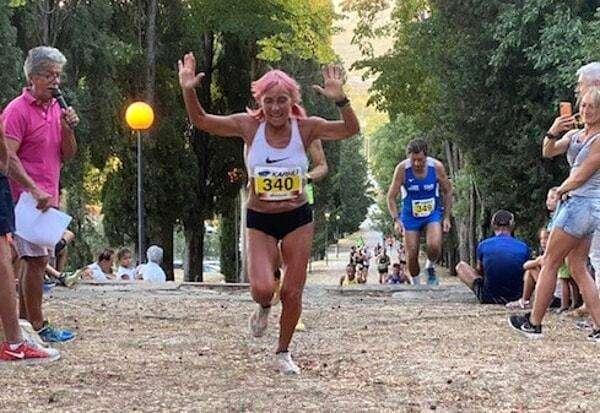 Un "ciuffo rosa" in trionfo tra le donne al Santuario delle Vertighe: successo di Marcella Municchi
