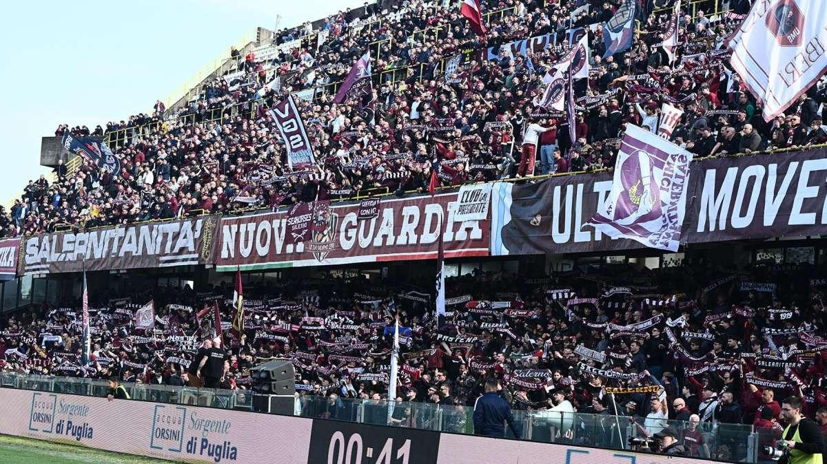 La capacità della piazza di creare un clima da brividi quando si avvicinano le partita decisive...