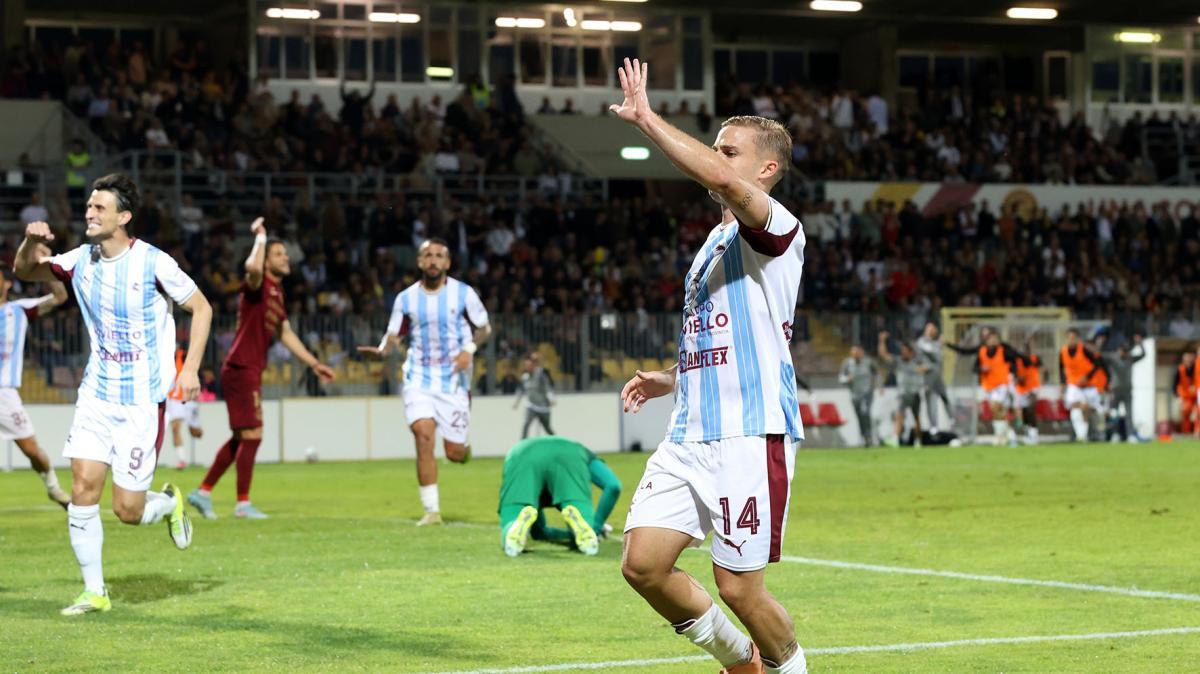 Salernitana, ecco la seconda maglia [FOTO]