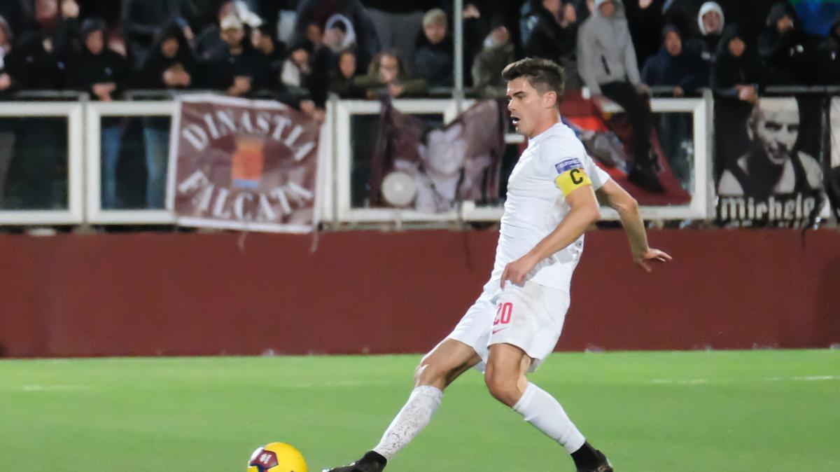 La stima di Cosmi potrebbe non bastare: un calciatore in discussione. Le ultime