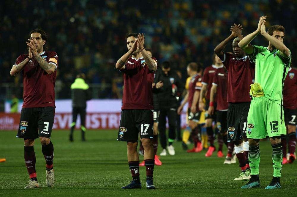 SERIE B: il punto in attesa della ripartenza. Tensione a Benevento, caos a Cosenza