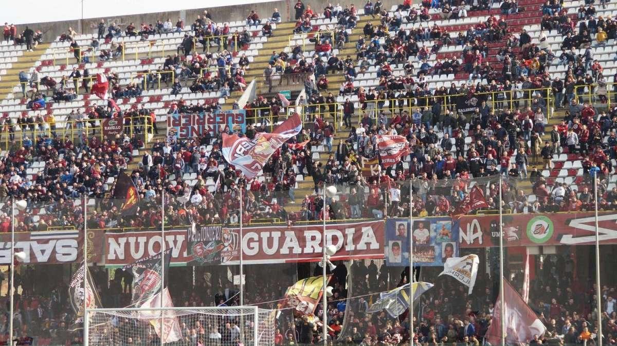 TIFOSI: unita d'intenti e compattezza, dopo anni si respira un clima diverso. Ora isolare chi strumentalizza la passione per popolarità