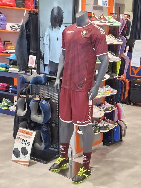 Maglie ufficiali negli store: "Il granata è più marcato". Finisce la polemica?