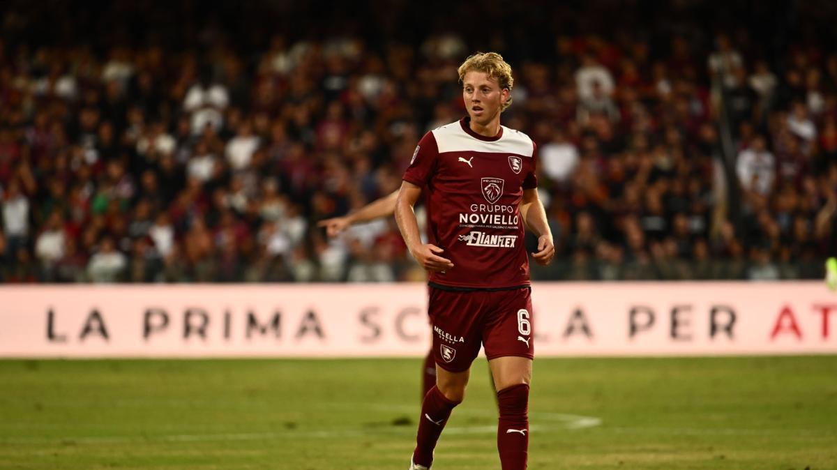 Salernitana, la maglia ufficiale di De Boer in offerta per beneficenza