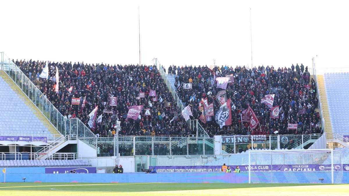 Salernitana-Fiorentina: scontri tra ultras e poliziotti, dieci agenti feriti prima del match
