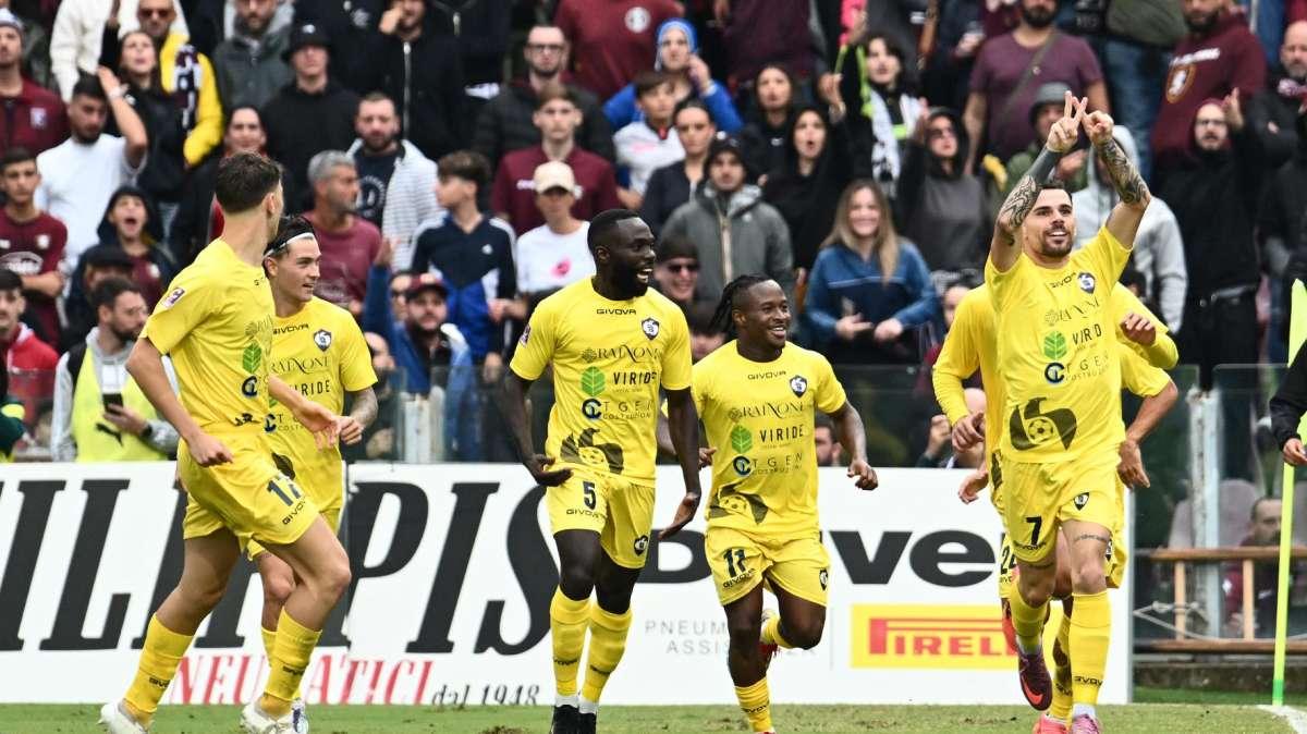 Salernitana, piace un forte centrocampista: i dettagli