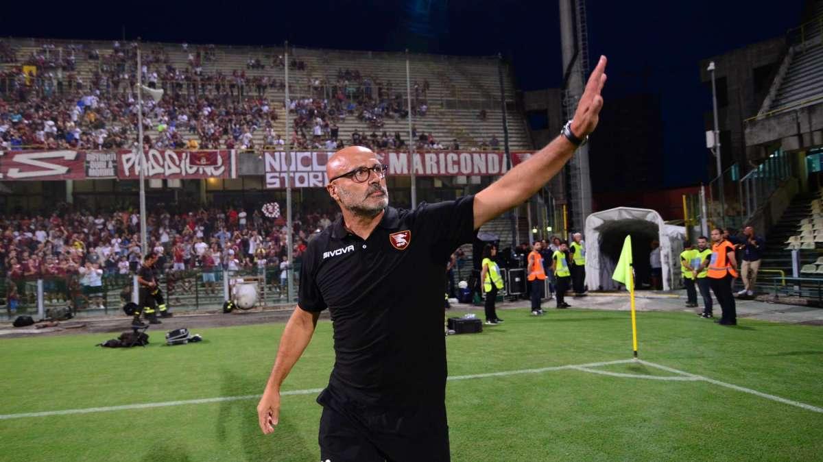 Piazza di Pastena "invasa", il gemellaggio e le gare al Vestuti: la storia di Salernitana-Monopoli