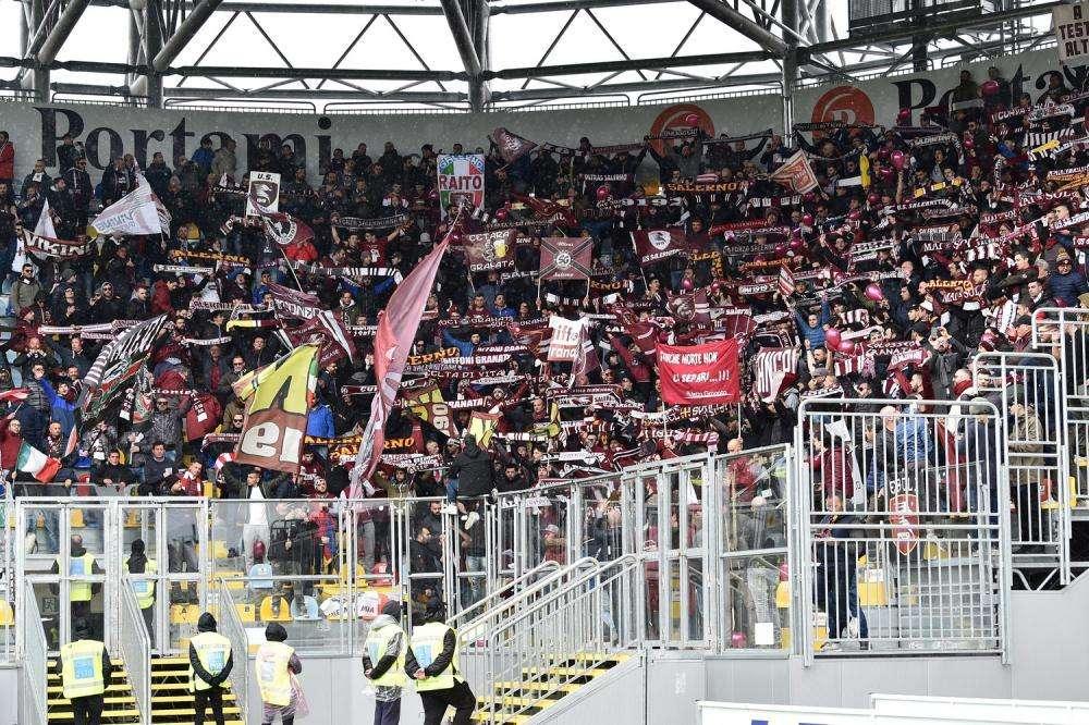 TIFOSI: "Quindici minuti di vuoto e di silenzio in risposta alle offese di Lotito"