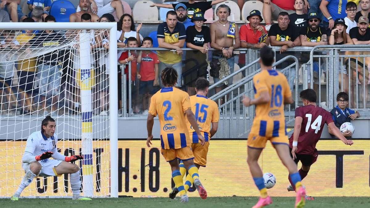 Salernitana, ancora in bilico il destino di Valencia: è finito anche nel mirino di alcune squadre spagnole
