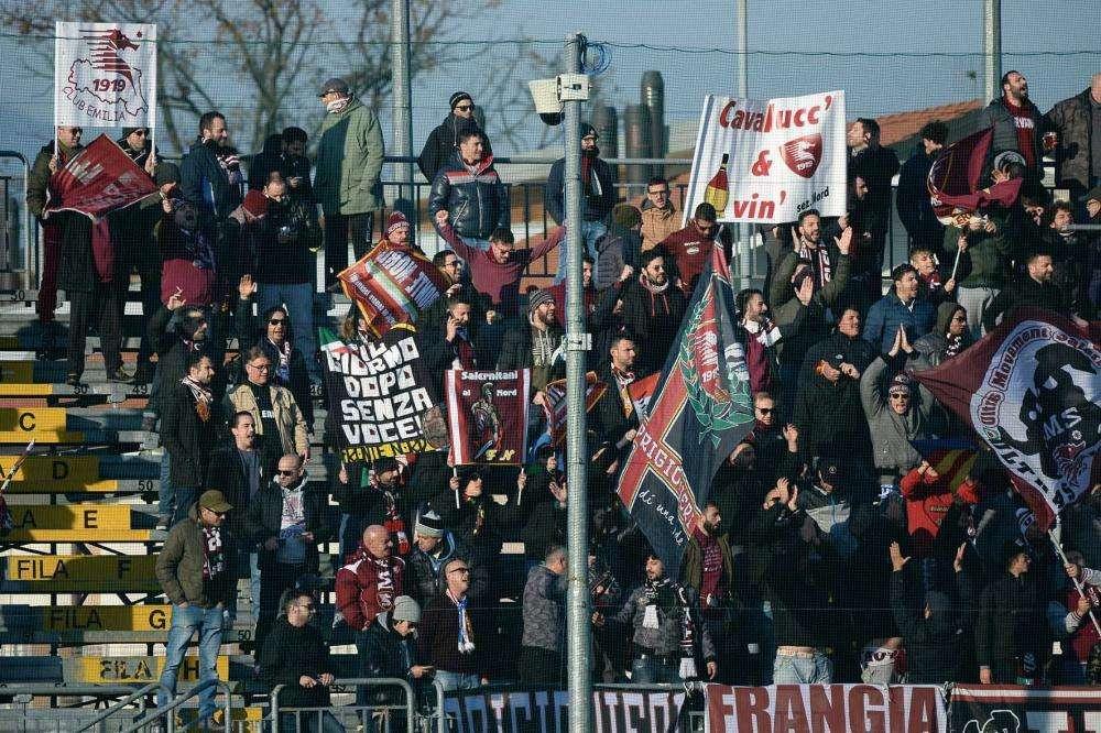 SALERNITANA: attimi di tensione nel settore ospiti...