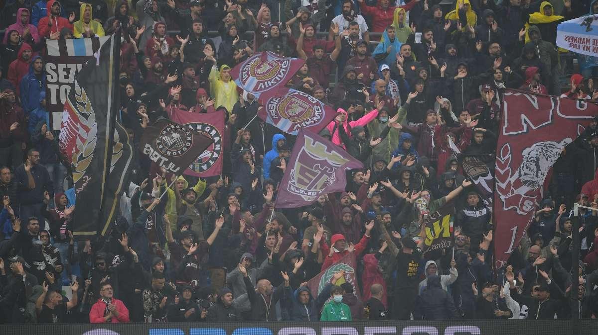 Salernitana: tifo da brividi al Mapei Stadium, tensione nel settore ospiti