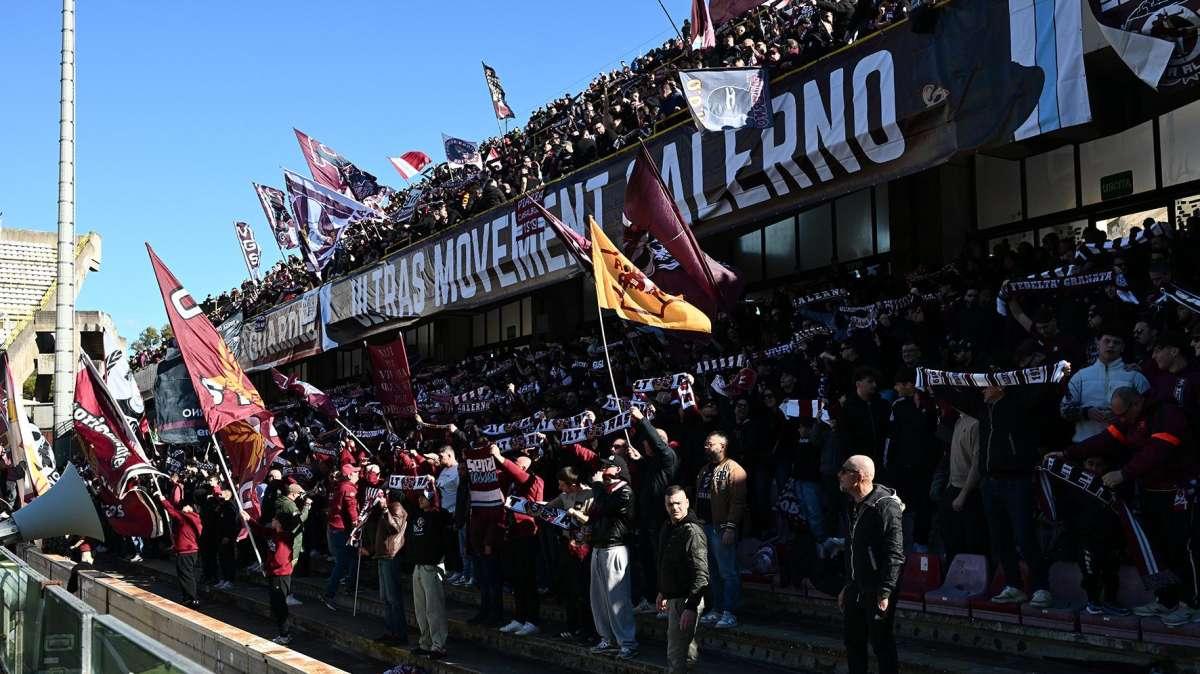 Tifo da applausi, la curva è sempre uno spettacolo. A Caserta niente supporters granata