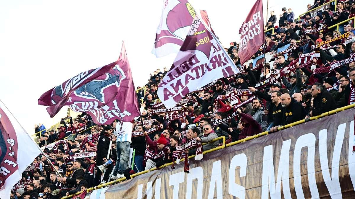 La maglia della Salernitana, quale “indicatore della reputazione sportiva cittadina”