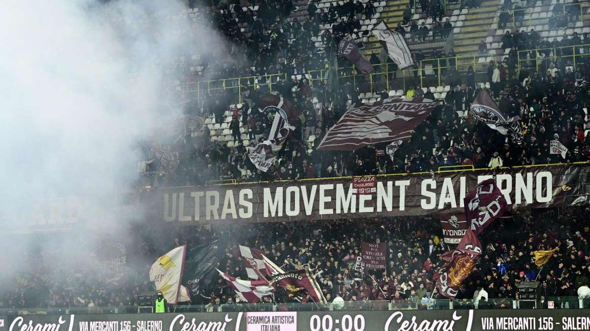 [VIDEO] Salernitana, cori di sostegno e discorso alla squadra all'allenamento a porte aperte