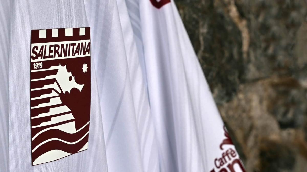 La seconda maglia piace ai tifosi: "Bellissimo lo stemma". A breve presentazione della terza
