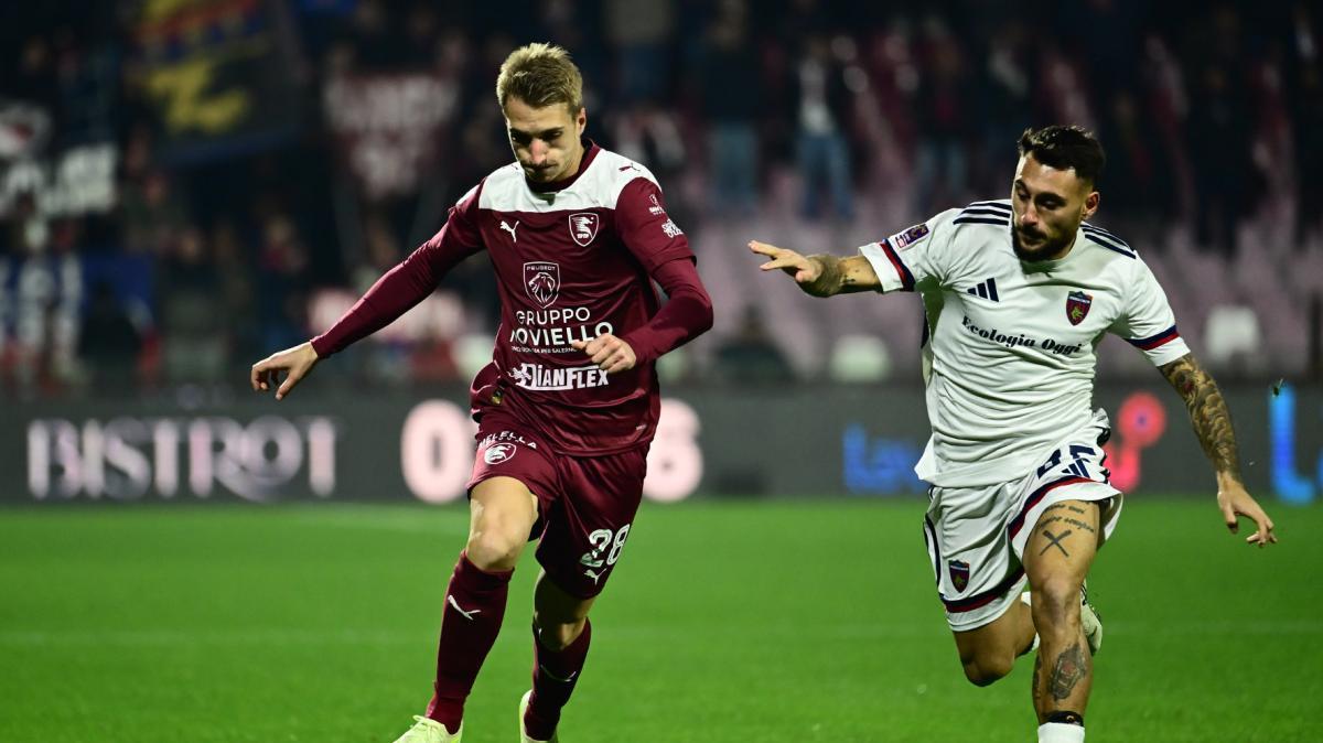 Salernitana, Cascia con il mercato sullo sfondo: tanti granata con il futuro in bilico