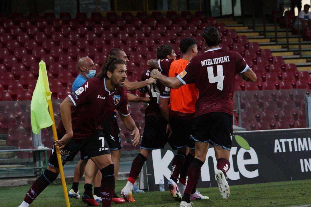 SALERNITANA: due rigori in una partita, non accadeva dal 2016. Primi in B per legni colpiti