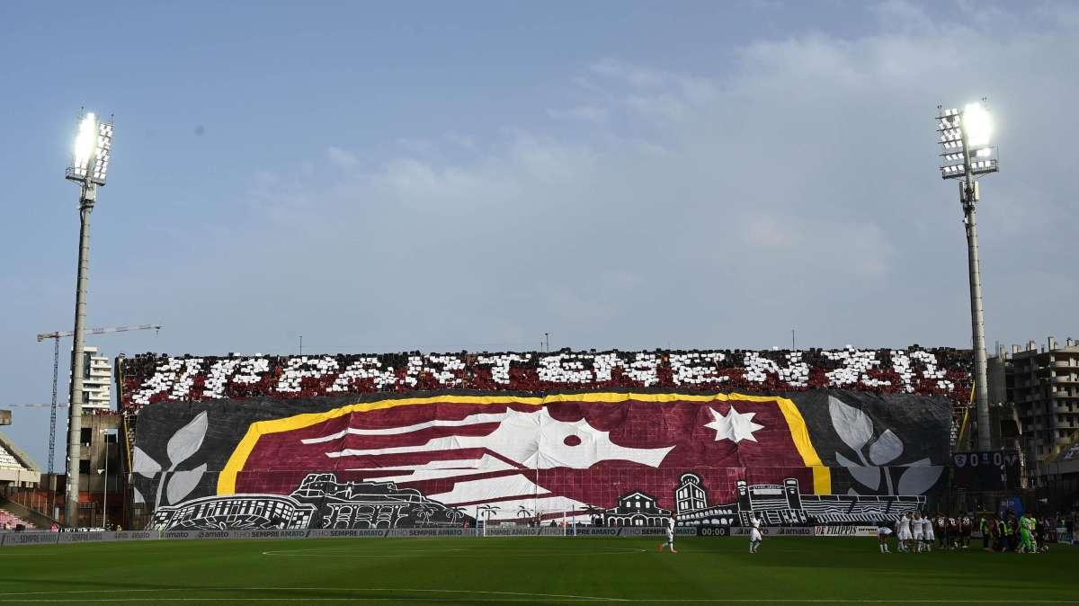 L'iniziativa e l'appello: "Coloriamo Salerno di granata. Il momento è ora: tutti allo stadio!"