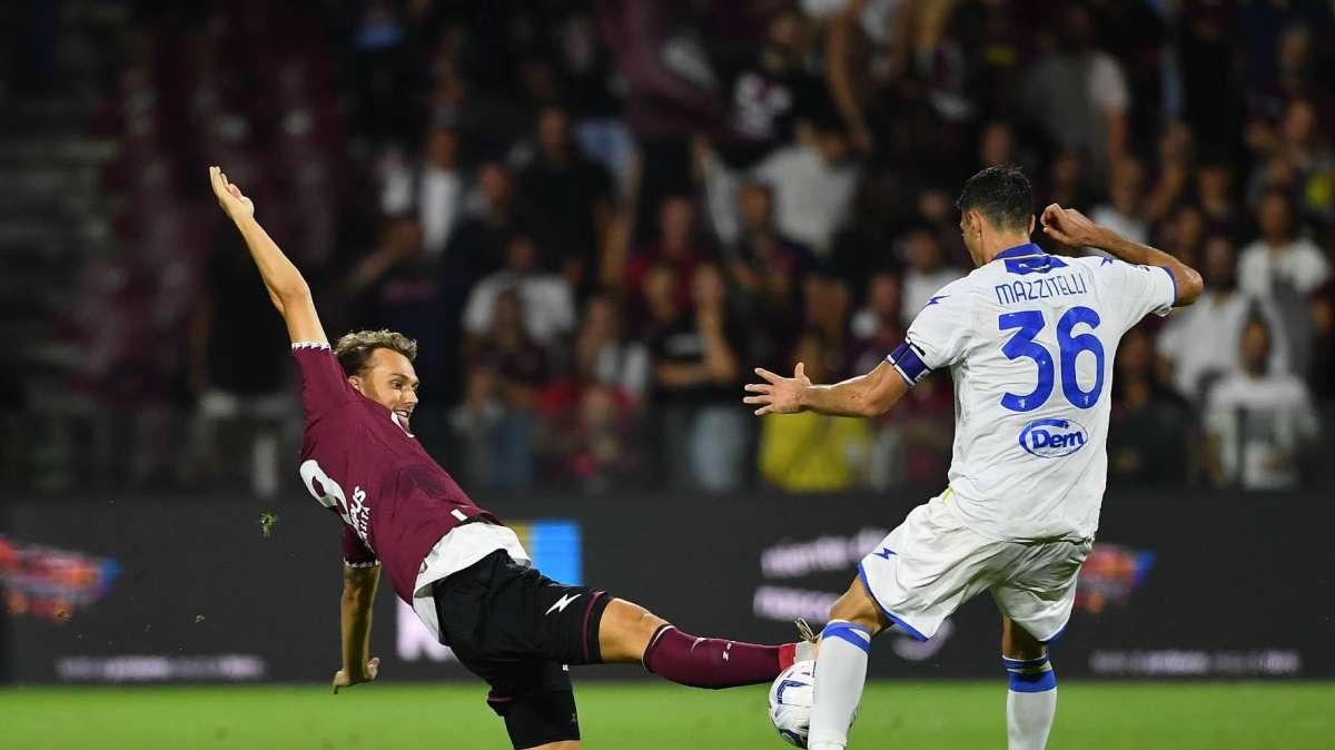 Salernitana tra le squadre più fallose e indisciplinate del campionato: ecco i dati