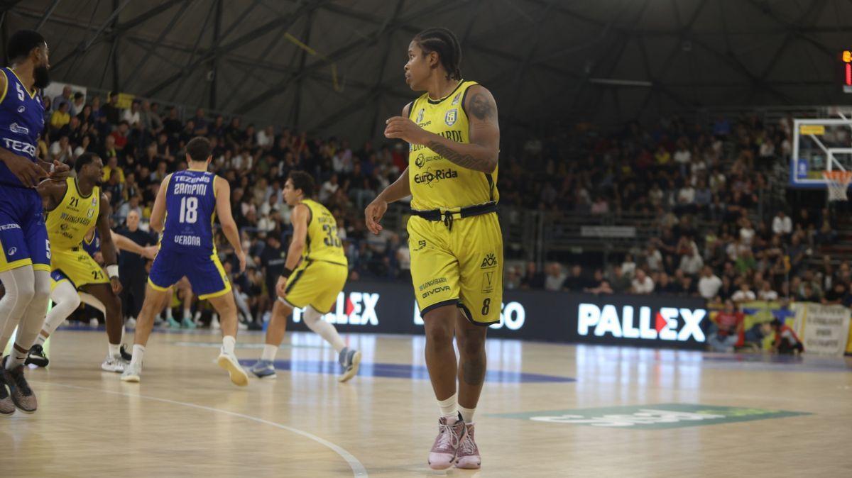 Scafati Basket, ko contro la Virtus Bologna e stangata FIP da 50mila euro