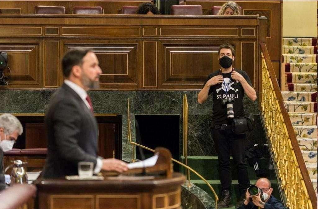 Il giornalista Bruno Thevenin porta il Sankt Pauli alle Cortes Generales