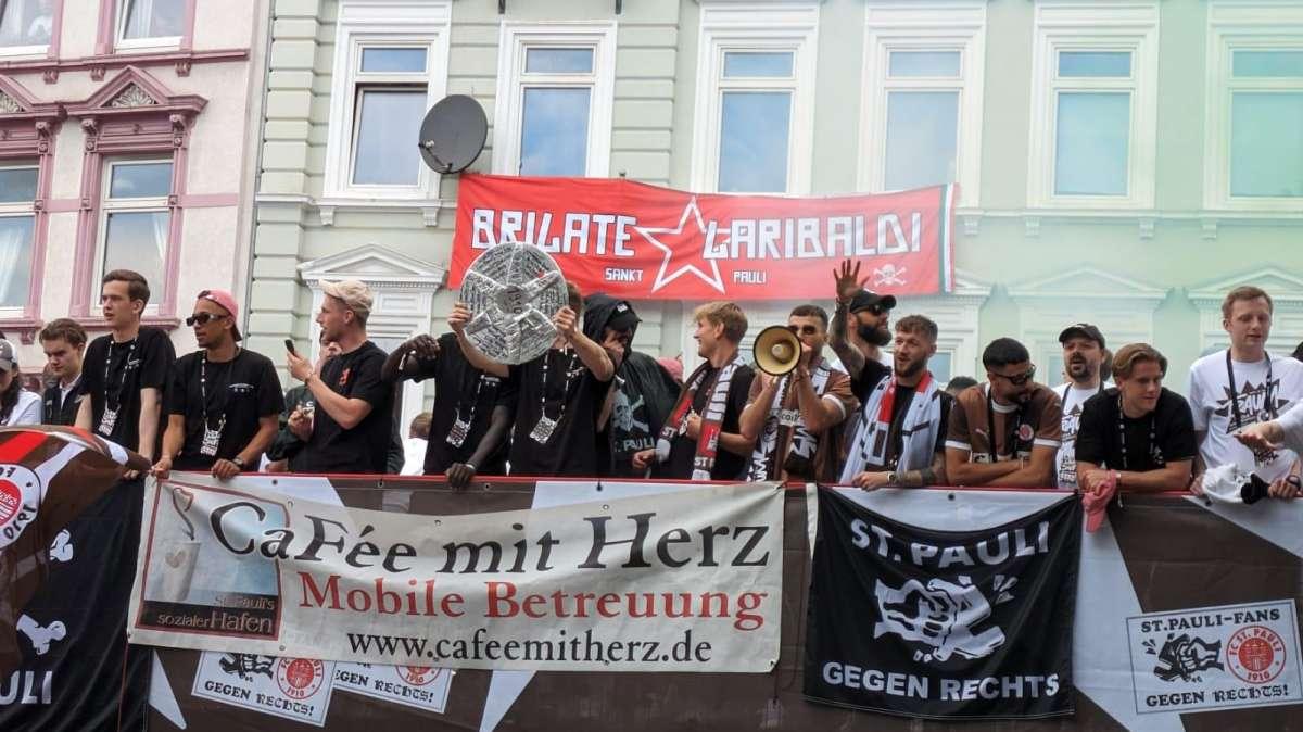 [FOTONOTIZIA] L'omaggio del St Pauli alla sede delle Brigate Garibaldi