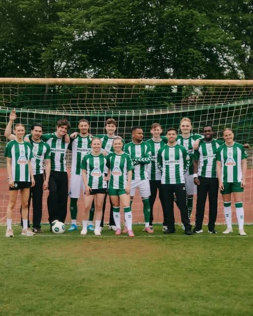 [ITA/DEU] Il Werder Brema presenta la nuova maglia con i suoi soci: un esempio da seguire / Werder Bremen präsentiert das neue Trikot mit seinen Mitgliedern: Ein Vorbild