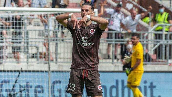 Paqarada dopo il gol del mese