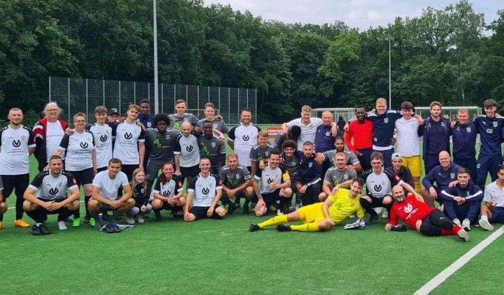 Le due squadre a fine partita