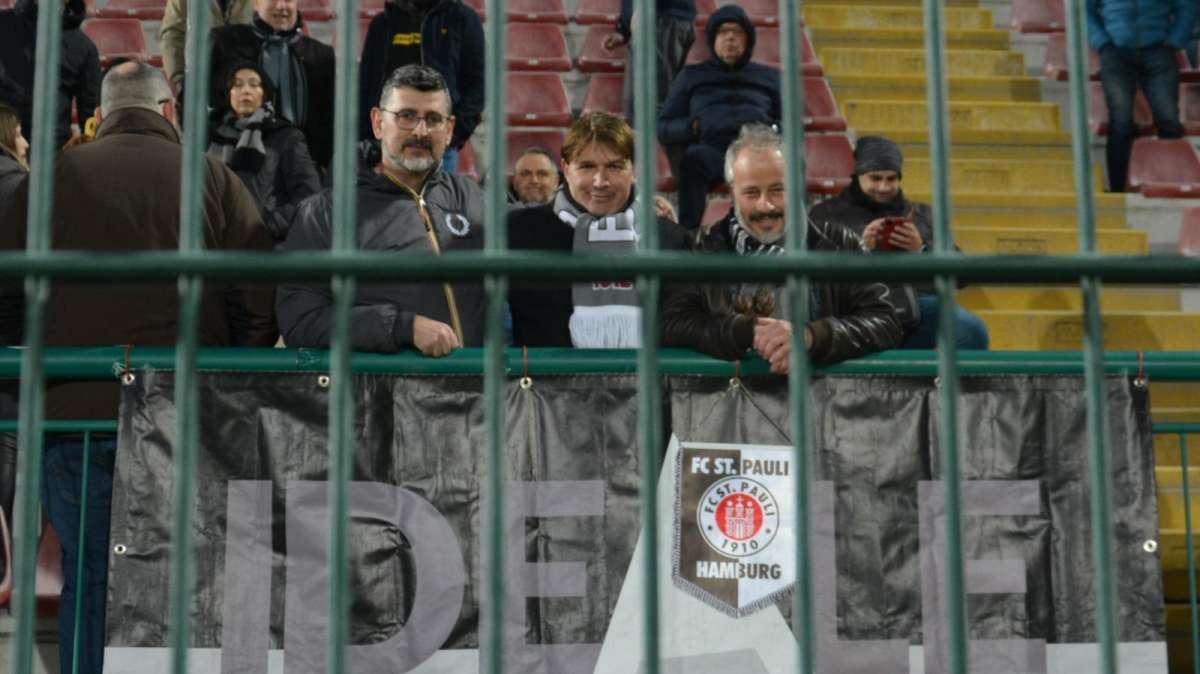Cosa nasconde questo gagliardetto ad Alessandria?