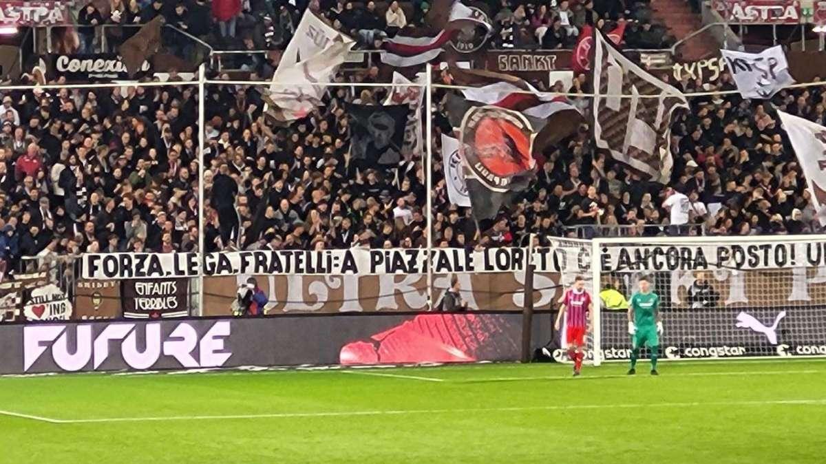 Dalla curva del St Pauli un messaggio in italiano: a piazzale Loreto c’è posto