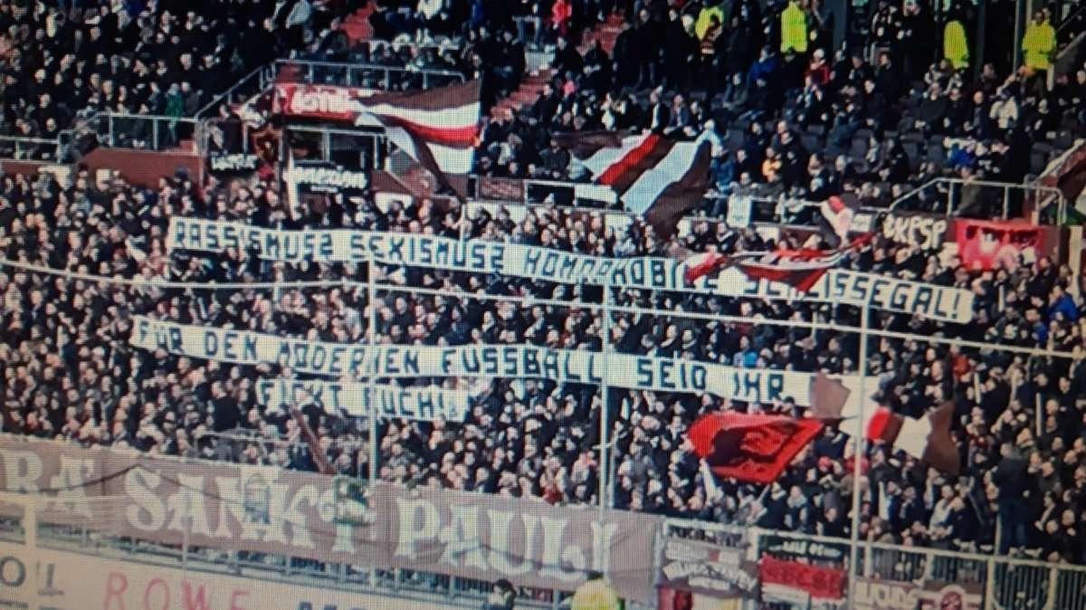 Lo striscione della curva SP