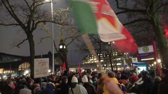Amburgo inaugura il Parlamento tra contestazioni: ululati contro l’AfD