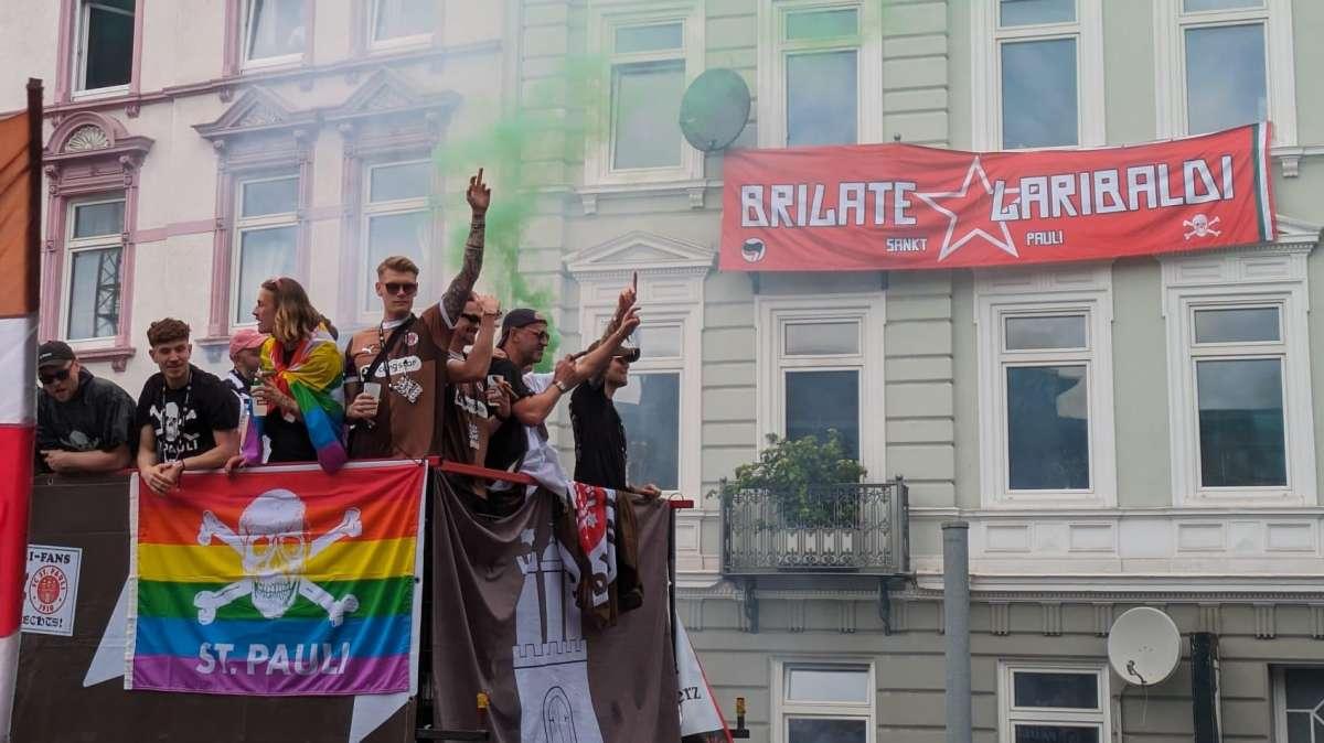 [FOTONOTIZIA] ll rosso per il cuore e l'arcobaleno per tutti