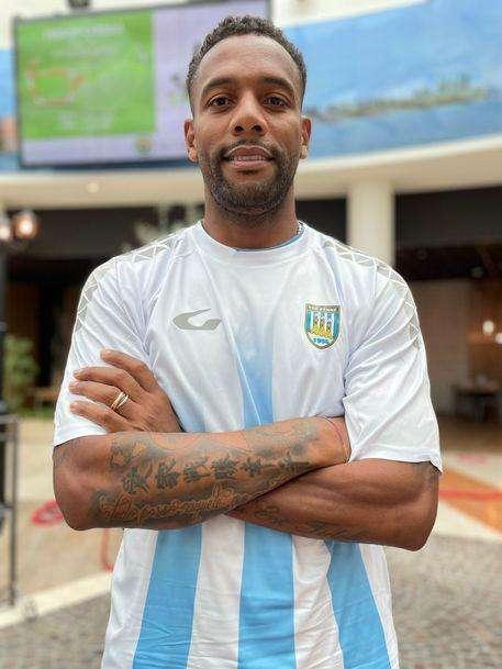 Maicon con la nuova maglia