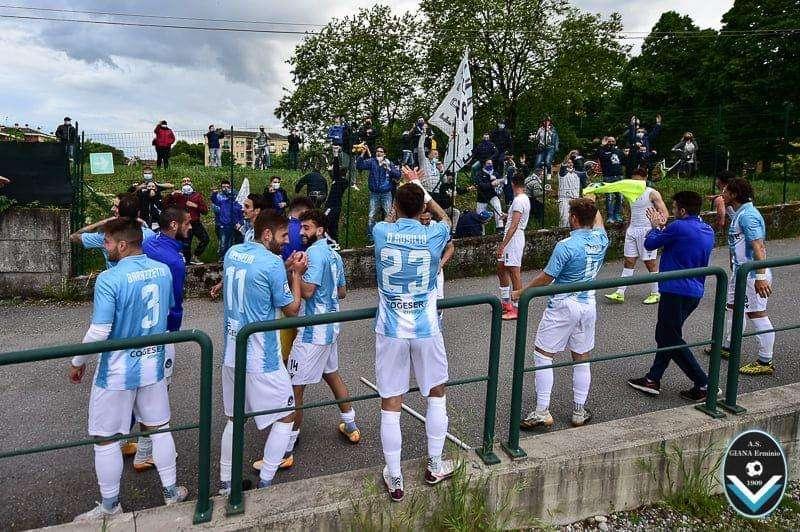 I tifosi fuori dallo stadio
