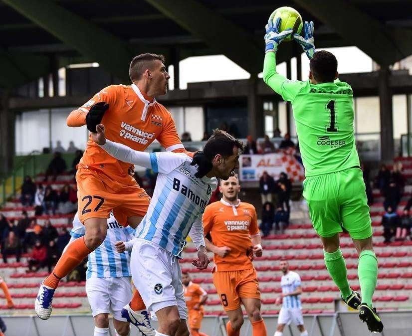 Foglio con Sanchez di spalle