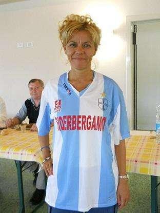 Nella foto, Rossana Stucchi indossa la maglia della Tritium