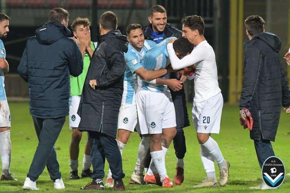 L'abbraccio a Perna