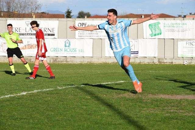 Valente esulta dopo il gol