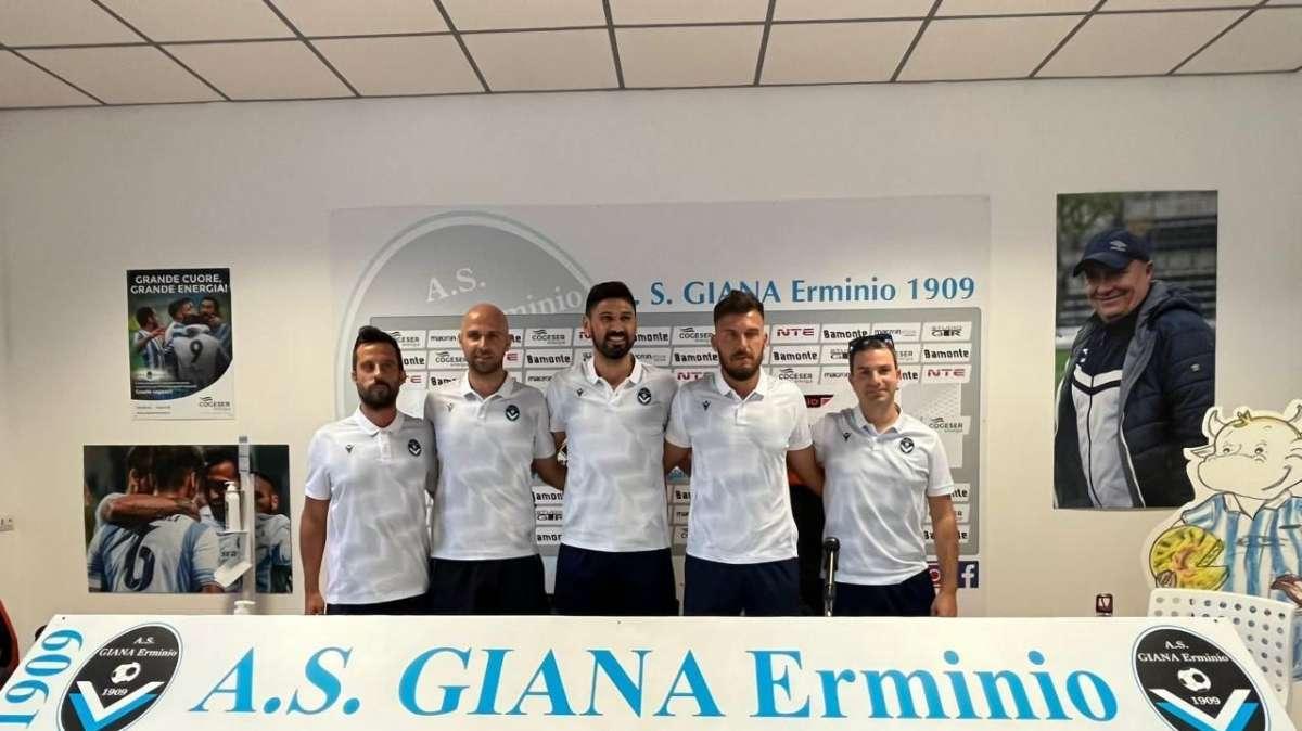 Chiappella al centro e staff 
