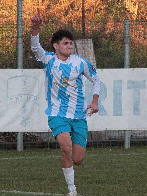 Amoruso esulta dopo un gol