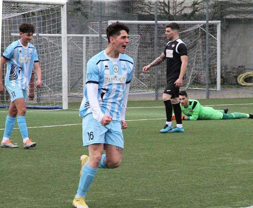 Schingo esulta dopo il gol 