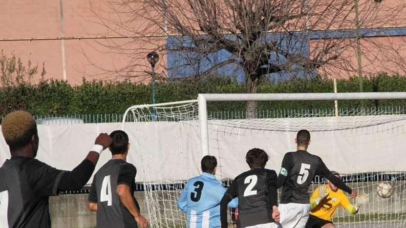 Caferri con il n. 3 segna