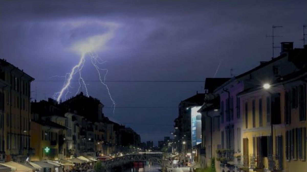 Fulmini sul Naviglio a Milano